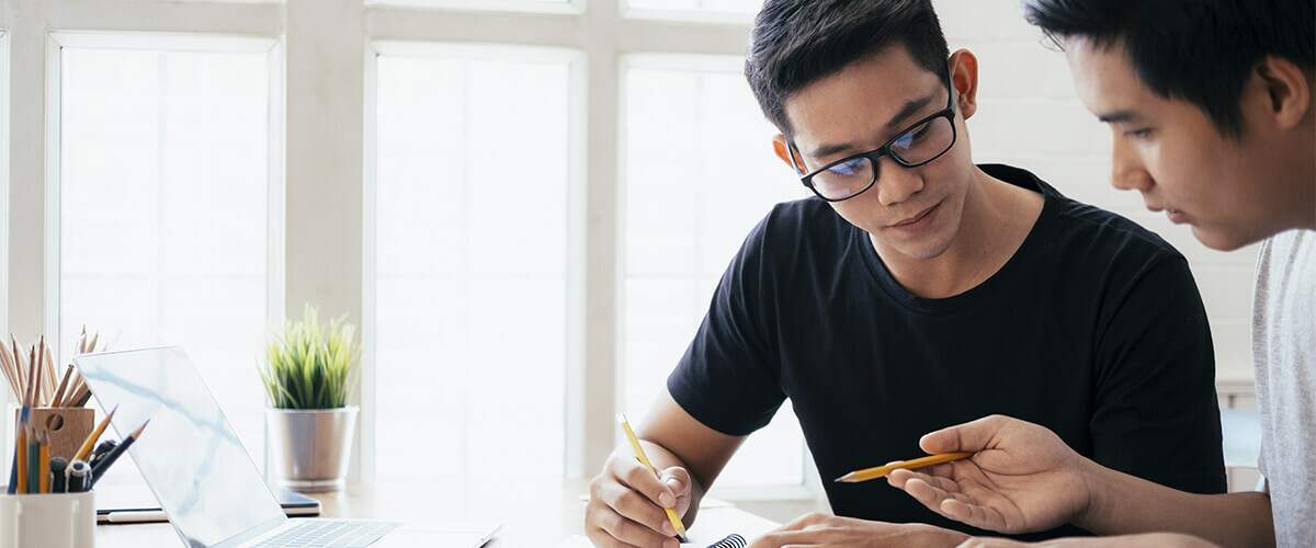 imagem de jovem empreendedor buscando se qualificar