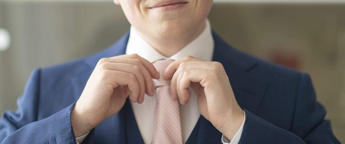imagem que represente pessoa ajustando gravata, sentido figurado do profissionalismo