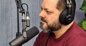 Saiba quais equipamentos de iluminação, áudio e câmera, além da acústica são utilizados na gravação de podcasts para a nossa série voltada para empreendedores digitais e porque optamos em aprimorar os equipamentos para a entrega de conteúdo ao nosso público.