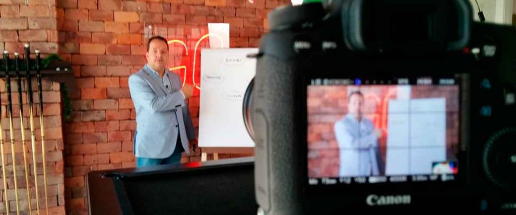 inserir imagem que represente pessoa gravando conteúdo