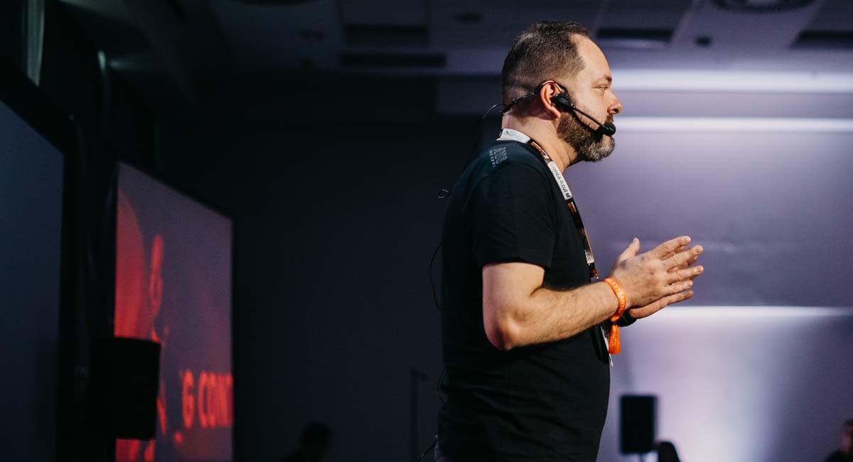Palestrando em evento presencial