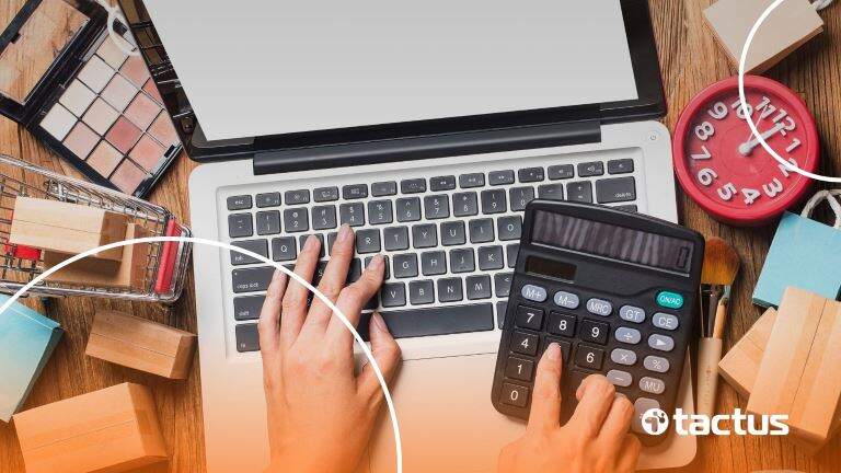 imagem mostra pessoa mexendo em calculadora em cima do notebook, simulando como escolher o melhor cnae para dropshipping