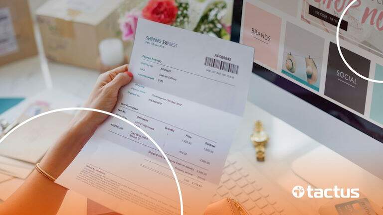Imagem mostra mão de mulher à frente de um site de e-commerce segurando um documento que simula a nota fiscal para dropshipping