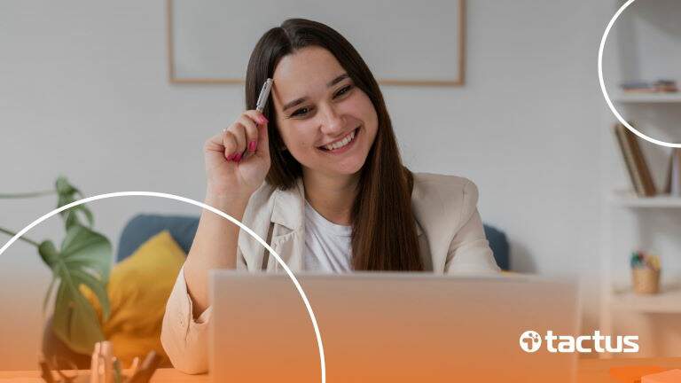 Imagem mostra jovem mulher sorrindo com a caneta na cabeça, simbolizando a importância da abertura de cnpj para infoprodutor