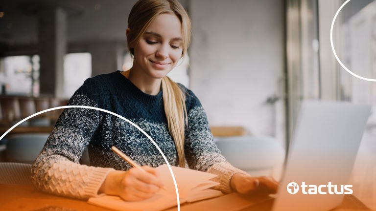 Imagem mostra menina jovem sorrindo e escrevendo num caderno, se questionando se copywriter pode ser MEI
