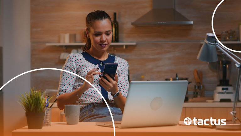 Imagem mostra jovem menina mexendo no celular e no computador, simbolizando como ganhar dinheiro na internet para iniciante