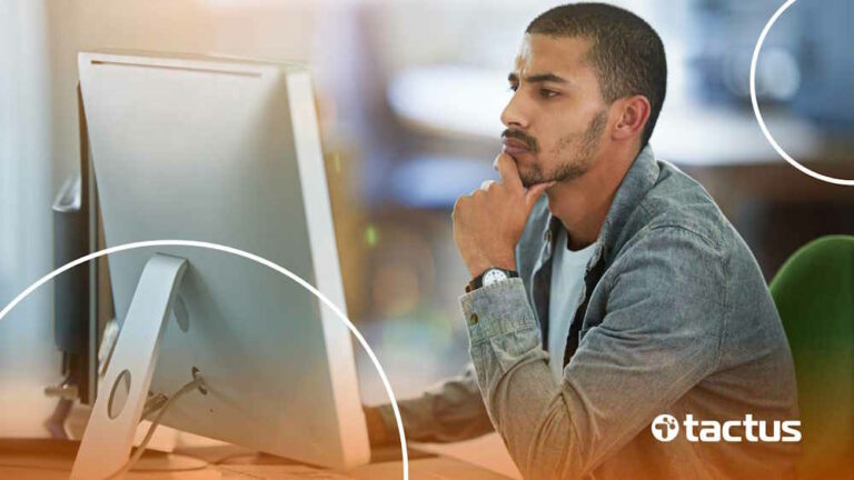 Imagem mostra jovem com olhar pensativo à frente do computador, como se estivesse se perguntando se infoprodutor pode ser MEI