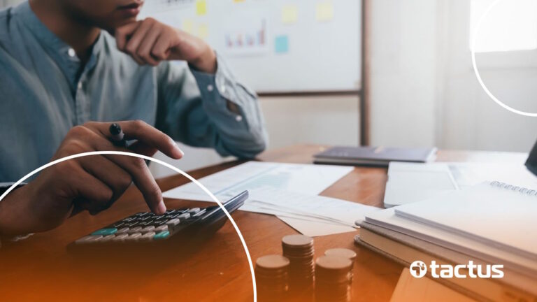 Imagem mostra jovem com calculadora, para simbolizar como declarar ganhos com a Eduzz no imposto de renda