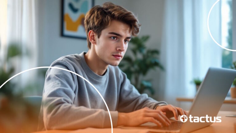Imagem mostra jovem tiktoker mexendo no notebook para emitir nota para o TikTok